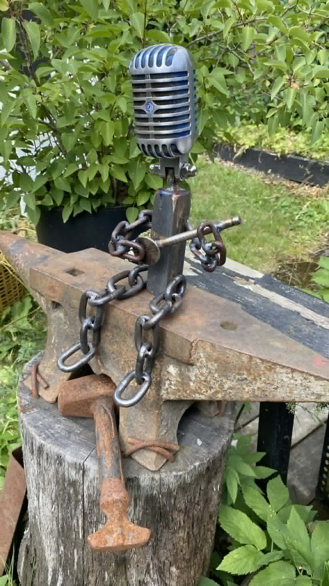 Microphone guy, handgjord metallskulptur från Steelshop